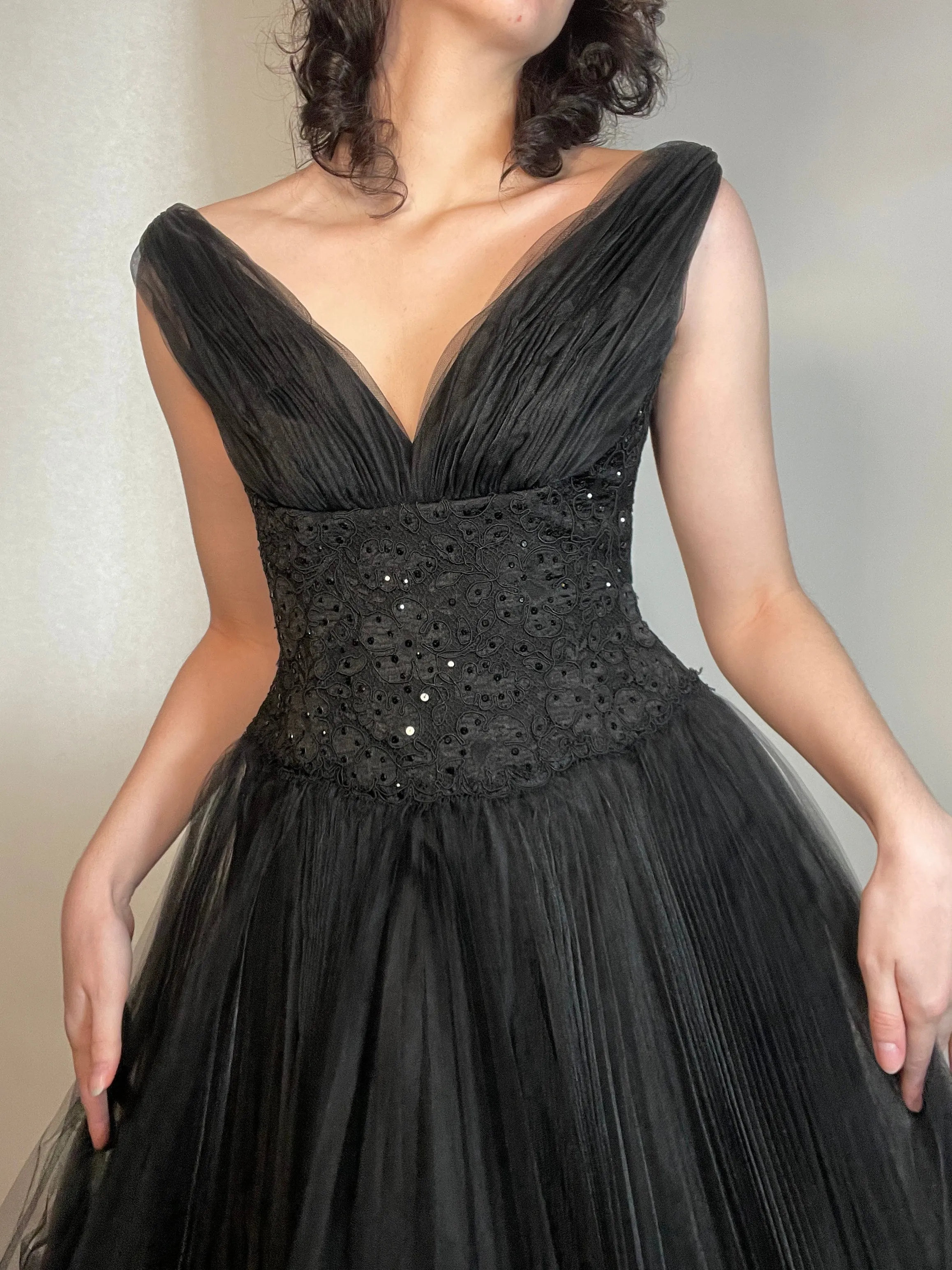 Badgely Mischka LBD  PARTY  Deep V neck, Tulle, Beaded Lace /size 4