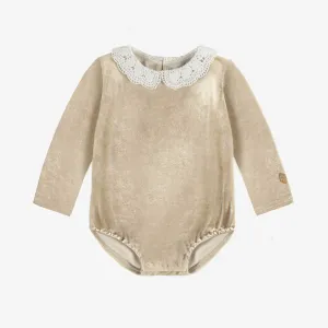 Body à manches longues champagne avec col Claudine en velours, bébé || Long-sleeved champagne bodysuit with a Claudine collar in velvet, baby