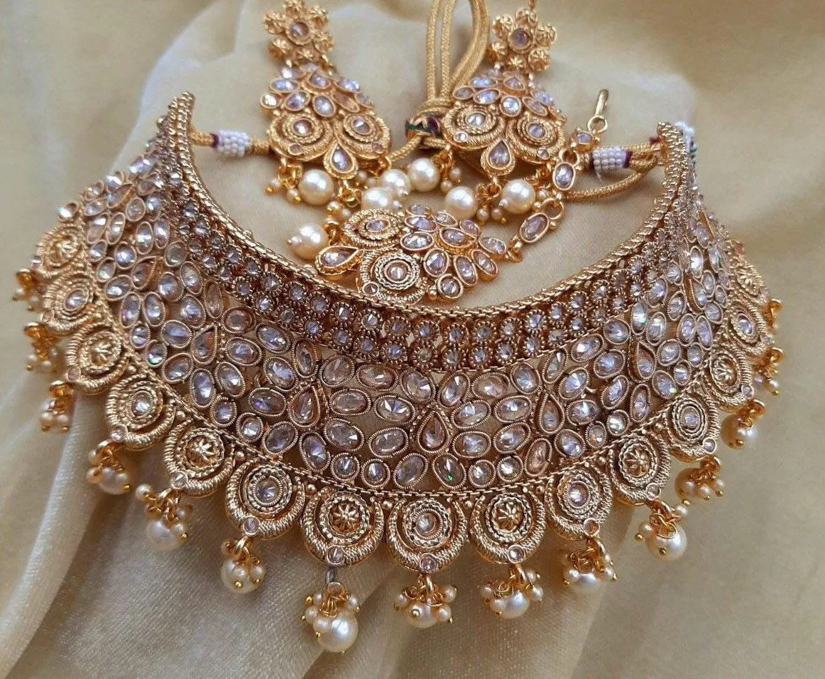 Dazzling  jewellery sets in gold and crystals