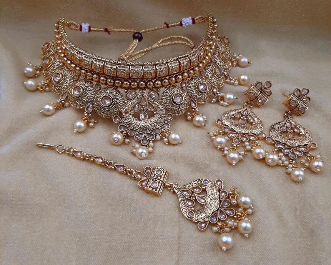 Dazzling  jewellery sets in gold and crystals
